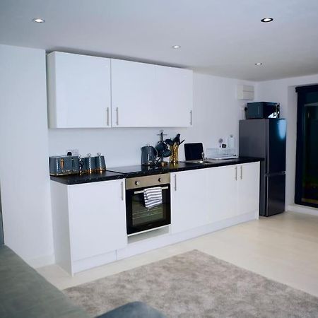 Perfect 1 Bed Apartment Sleeps 5 1 Kingsize Bed 1 Double Sofabed One Single Mattress Free Parking Wifi Good Transport Network Shopping Holiday Makers Families Contractors In North London Enfield Εξωτερικό φωτογραφία