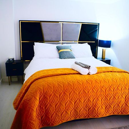 Perfect 1 Bed Apartment Sleeps 5 1 Kingsize Bed 1 Double Sofabed One Single Mattress Free Parking Wifi Good Transport Network Shopping Holiday Makers Families Contractors In North London Enfield Εξωτερικό φωτογραφία