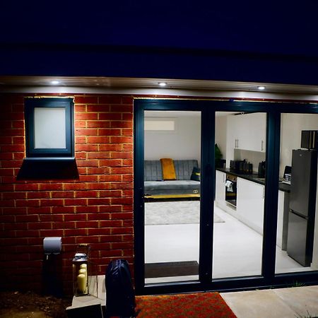 Perfect 1 Bed Apartment Sleeps 5 1 Kingsize Bed 1 Double Sofabed One Single Mattress Free Parking Wifi Good Transport Network Shopping Holiday Makers Families Contractors In North London Enfield Εξωτερικό φωτογραφία