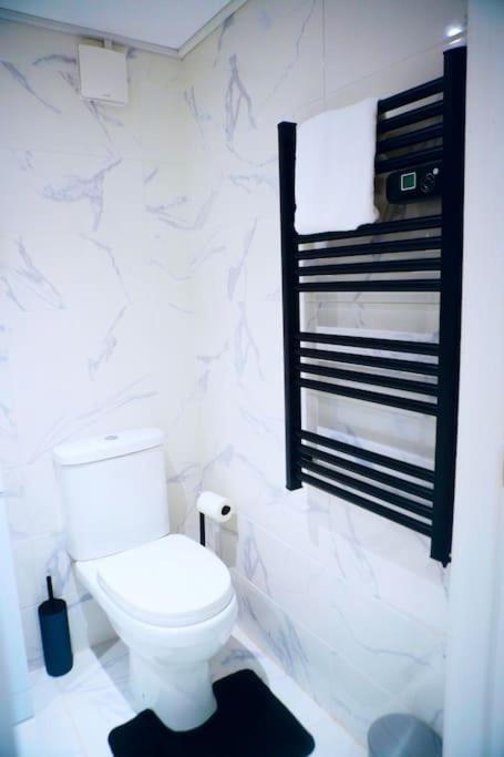 Perfect 1 Bed Apartment Sleeps 5 1 Kingsize Bed 1 Double Sofabed One Single Mattress Free Parking Wifi Good Transport Network Shopping Holiday Makers Families Contractors In North London Enfield Εξωτερικό φωτογραφία