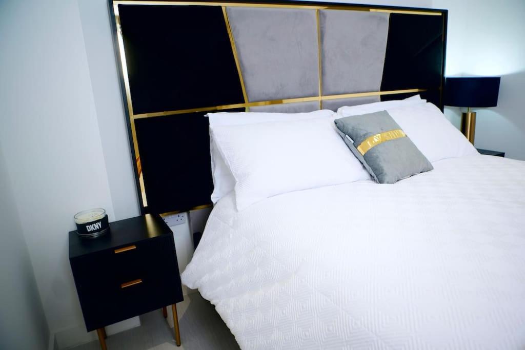 Perfect 1 Bed Apartment Sleeps 5 1 Kingsize Bed 1 Double Sofabed One Single Mattress Free Parking Wifi Good Transport Network Shopping Holiday Makers Families Contractors In North London Enfield Εξωτερικό φωτογραφία