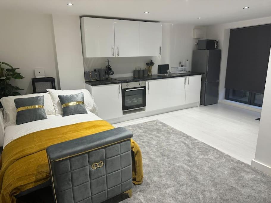 Perfect 1 Bed Apartment Sleeps 5 1 Kingsize Bed 1 Double Sofabed One Single Mattress Free Parking Wifi Good Transport Network Shopping Holiday Makers Families Contractors In North London Enfield Εξωτερικό φωτογραφία
