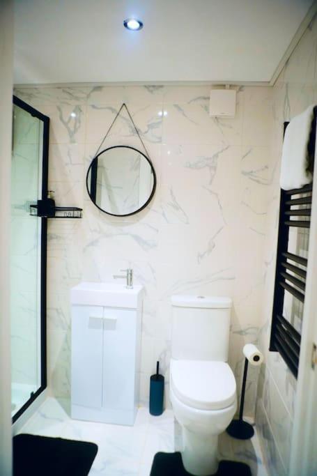 Perfect 1 Bed Apartment Sleeps 5 1 Kingsize Bed 1 Double Sofabed One Single Mattress Free Parking Wifi Good Transport Network Shopping Holiday Makers Families Contractors In North London Enfield Εξωτερικό φωτογραφία