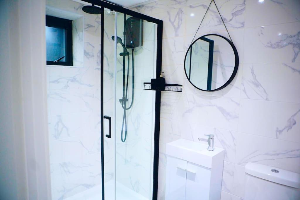 Perfect 1 Bed Apartment Sleeps 5 1 Kingsize Bed 1 Double Sofabed One Single Mattress Free Parking Wifi Good Transport Network Shopping Holiday Makers Families Contractors In North London Enfield Εξωτερικό φωτογραφία
