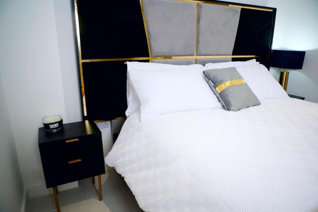 Perfect 1 Bed Apartment Sleeps 5 1 Kingsize Bed 1 Double Sofabed One Single Mattress Free Parking Wifi Good Transport Network Shopping Holiday Makers Families Contractors In North London Enfield Εξωτερικό φωτογραφία