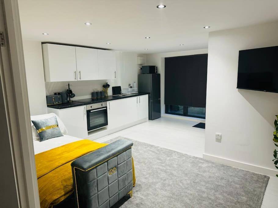 Perfect 1 Bed Apartment Sleeps 5 1 Kingsize Bed 1 Double Sofabed One Single Mattress Free Parking Wifi Good Transport Network Shopping Holiday Makers Families Contractors In North London Enfield Εξωτερικό φωτογραφία