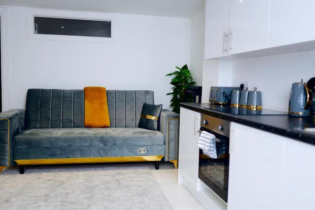 Perfect 1 Bed Apartment Sleeps 5 1 Kingsize Bed 1 Double Sofabed One Single Mattress Free Parking Wifi Good Transport Network Shopping Holiday Makers Families Contractors In North London Enfield Εξωτερικό φωτογραφία