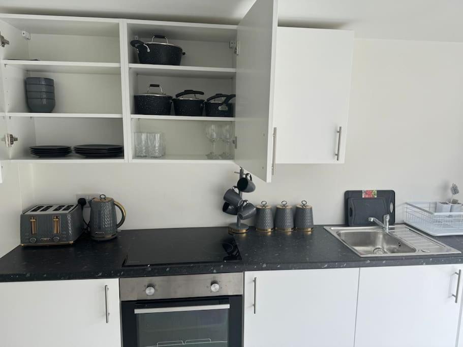 Perfect 1 Bed Apartment Sleeps 5 1 Kingsize Bed 1 Double Sofabed One Single Mattress Free Parking Wifi Good Transport Network Shopping Holiday Makers Families Contractors In North London Enfield Εξωτερικό φωτογραφία