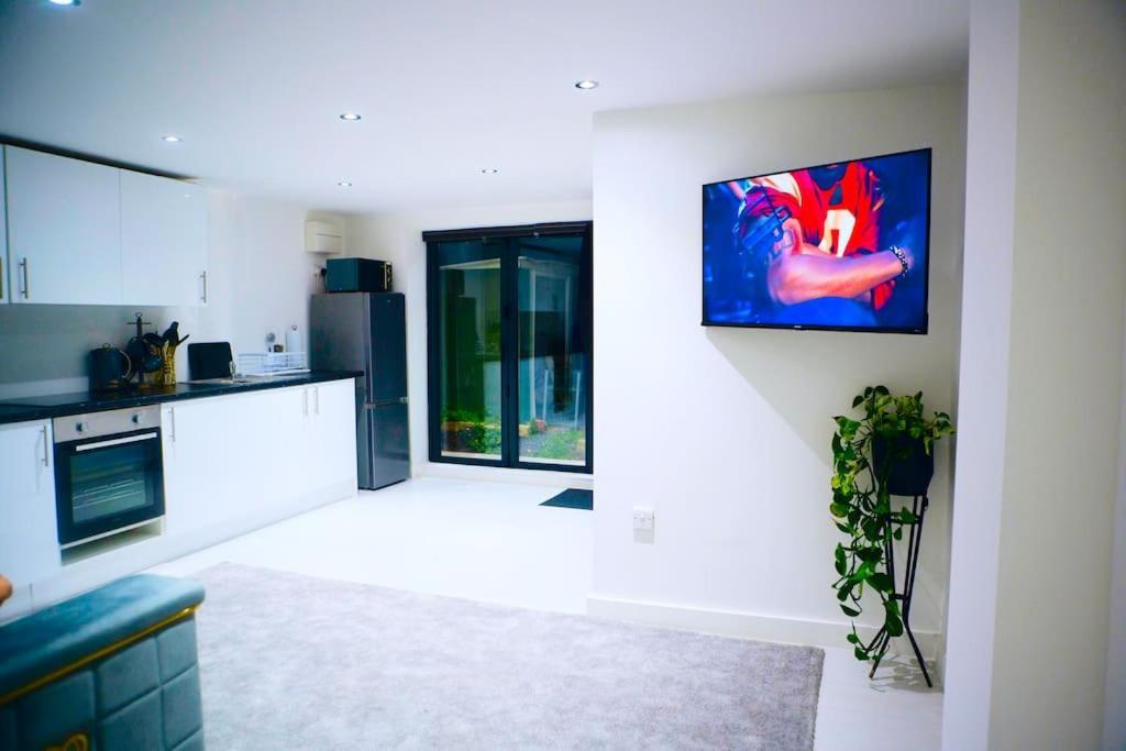 Perfect 1 Bed Apartment Sleeps 5 1 Kingsize Bed 1 Double Sofabed One Single Mattress Free Parking Wifi Good Transport Network Shopping Holiday Makers Families Contractors In North London Enfield Εξωτερικό φωτογραφία