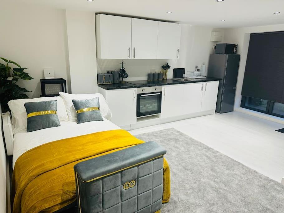 Perfect 1 Bed Apartment Sleeps 5 1 Kingsize Bed 1 Double Sofabed One Single Mattress Free Parking Wifi Good Transport Network Shopping Holiday Makers Families Contractors In North London Enfield Εξωτερικό φωτογραφία