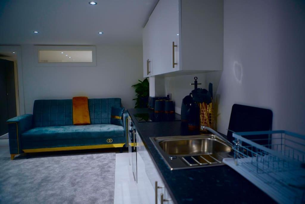Perfect 1 Bed Apartment Sleeps 5 1 Kingsize Bed 1 Double Sofabed One Single Mattress Free Parking Wifi Good Transport Network Shopping Holiday Makers Families Contractors In North London Enfield Εξωτερικό φωτογραφία