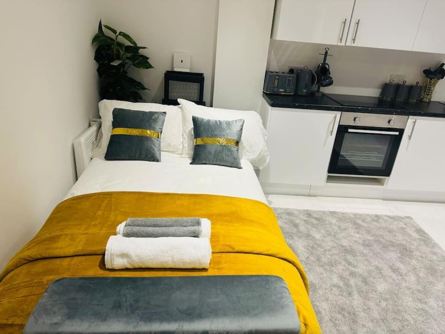 Perfect 1 Bed Apartment Sleeps 5 1 Kingsize Bed 1 Double Sofabed One Single Mattress Free Parking Wifi Good Transport Network Shopping Holiday Makers Families Contractors In North London Enfield Εξωτερικό φωτογραφία