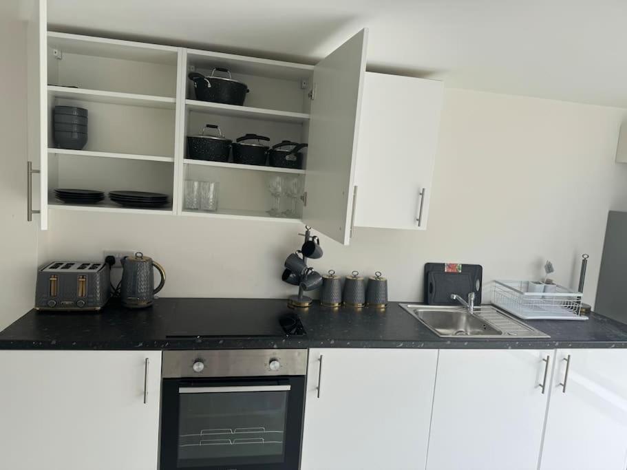 Perfect 1 Bed Apartment Sleeps 5 1 Kingsize Bed 1 Double Sofabed One Single Mattress Free Parking Wifi Good Transport Network Shopping Holiday Makers Families Contractors In North London Enfield Εξωτερικό φωτογραφία