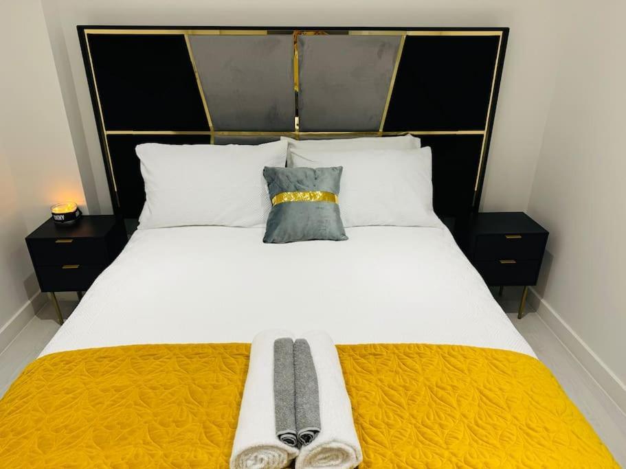 Perfect 1 Bed Apartment Sleeps 5 1 Kingsize Bed 1 Double Sofabed One Single Mattress Free Parking Wifi Good Transport Network Shopping Holiday Makers Families Contractors In North London Enfield Εξωτερικό φωτογραφία