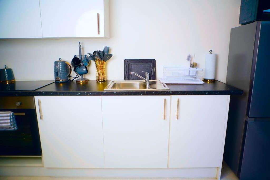 Perfect 1 Bed Apartment Sleeps 5 1 Kingsize Bed 1 Double Sofabed One Single Mattress Free Parking Wifi Good Transport Network Shopping Holiday Makers Families Contractors In North London Enfield Εξωτερικό φωτογραφία