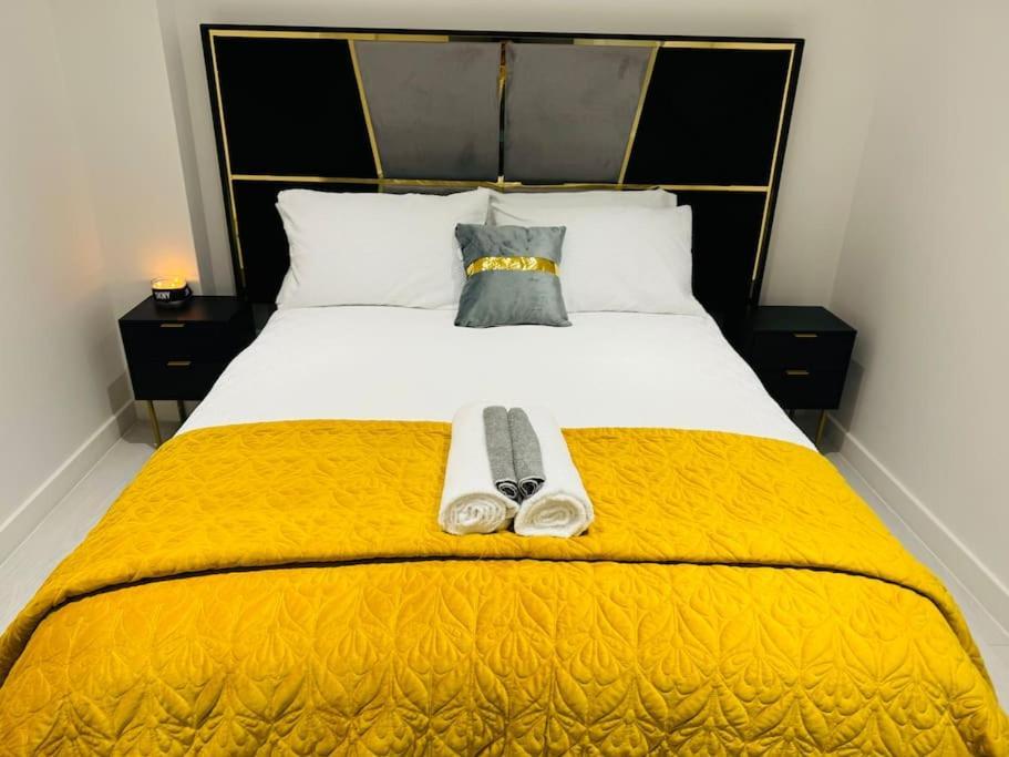 Perfect 1 Bed Apartment Sleeps 5 1 Kingsize Bed 1 Double Sofabed One Single Mattress Free Parking Wifi Good Transport Network Shopping Holiday Makers Families Contractors In North London Enfield Εξωτερικό φωτογραφία