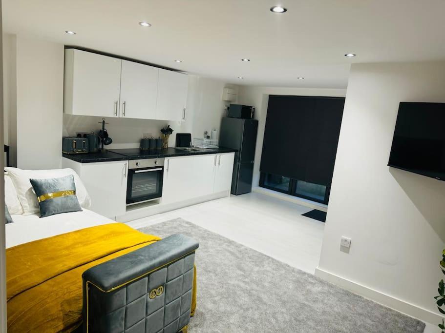 Perfect 1 Bed Apartment Sleeps 5 1 Kingsize Bed 1 Double Sofabed One Single Mattress Free Parking Wifi Good Transport Network Shopping Holiday Makers Families Contractors In North London Enfield Εξωτερικό φωτογραφία