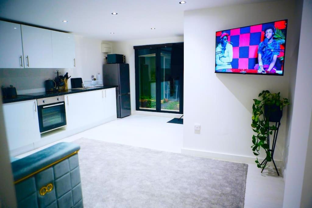 Perfect 1 Bed Apartment Sleeps 5 1 Kingsize Bed 1 Double Sofabed One Single Mattress Free Parking Wifi Good Transport Network Shopping Holiday Makers Families Contractors In North London Enfield Εξωτερικό φωτογραφία