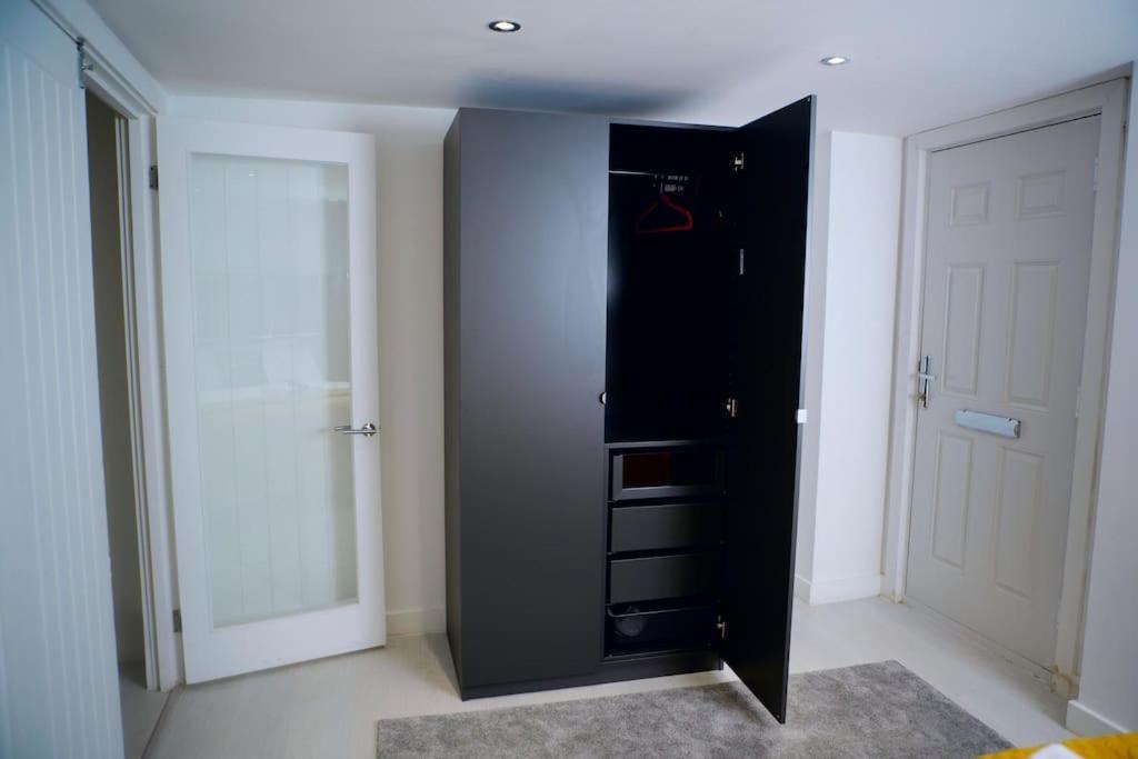 Perfect 1 Bed Apartment Sleeps 5 1 Kingsize Bed 1 Double Sofabed One Single Mattress Free Parking Wifi Good Transport Network Shopping Holiday Makers Families Contractors In North London Enfield Εξωτερικό φωτογραφία