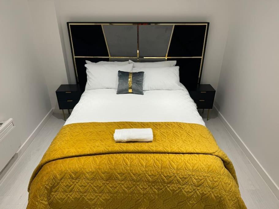 Perfect 1 Bed Apartment Sleeps 5 1 Kingsize Bed 1 Double Sofabed One Single Mattress Free Parking Wifi Good Transport Network Shopping Holiday Makers Families Contractors In North London Enfield Εξωτερικό φωτογραφία