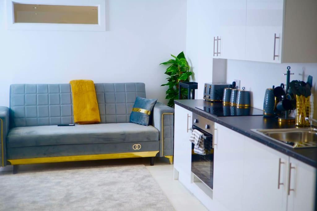 Perfect 1 Bed Apartment Sleeps 5 1 Kingsize Bed 1 Double Sofabed One Single Mattress Free Parking Wifi Good Transport Network Shopping Holiday Makers Families Contractors In North London Enfield Εξωτερικό φωτογραφία