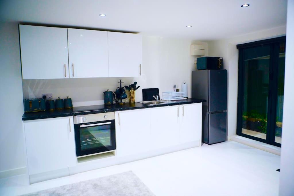Perfect 1 Bed Apartment Sleeps 5 1 Kingsize Bed 1 Double Sofabed One Single Mattress Free Parking Wifi Good Transport Network Shopping Holiday Makers Families Contractors In North London Enfield Εξωτερικό φωτογραφία