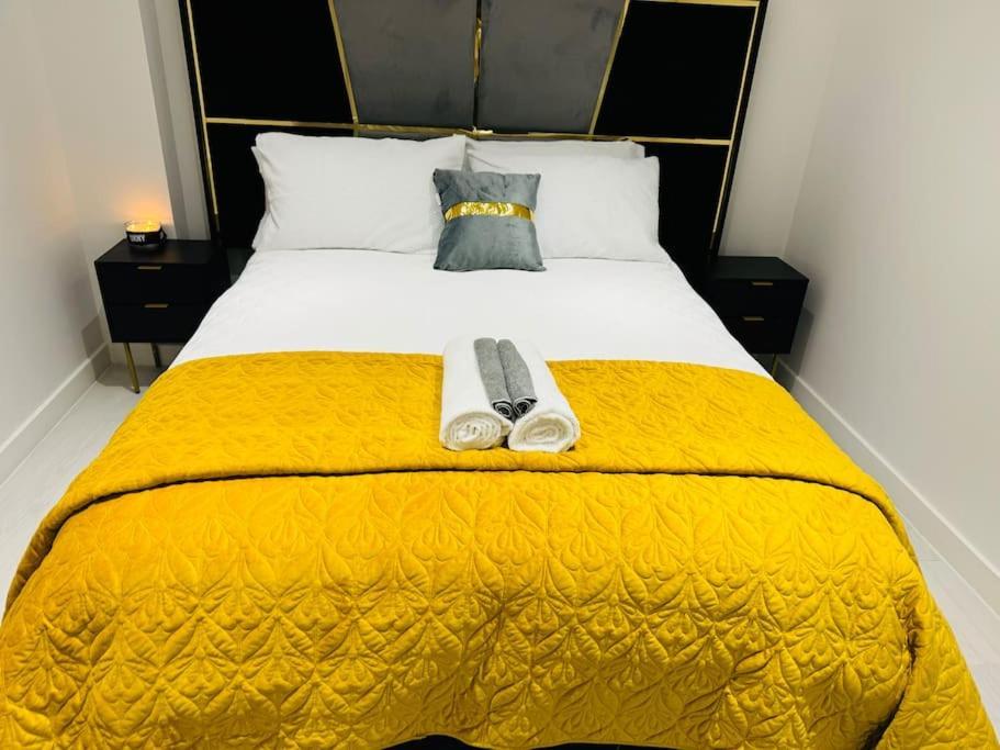Perfect 1 Bed Apartment Sleeps 5 1 Kingsize Bed 1 Double Sofabed One Single Mattress Free Parking Wifi Good Transport Network Shopping Holiday Makers Families Contractors In North London Enfield Εξωτερικό φωτογραφία