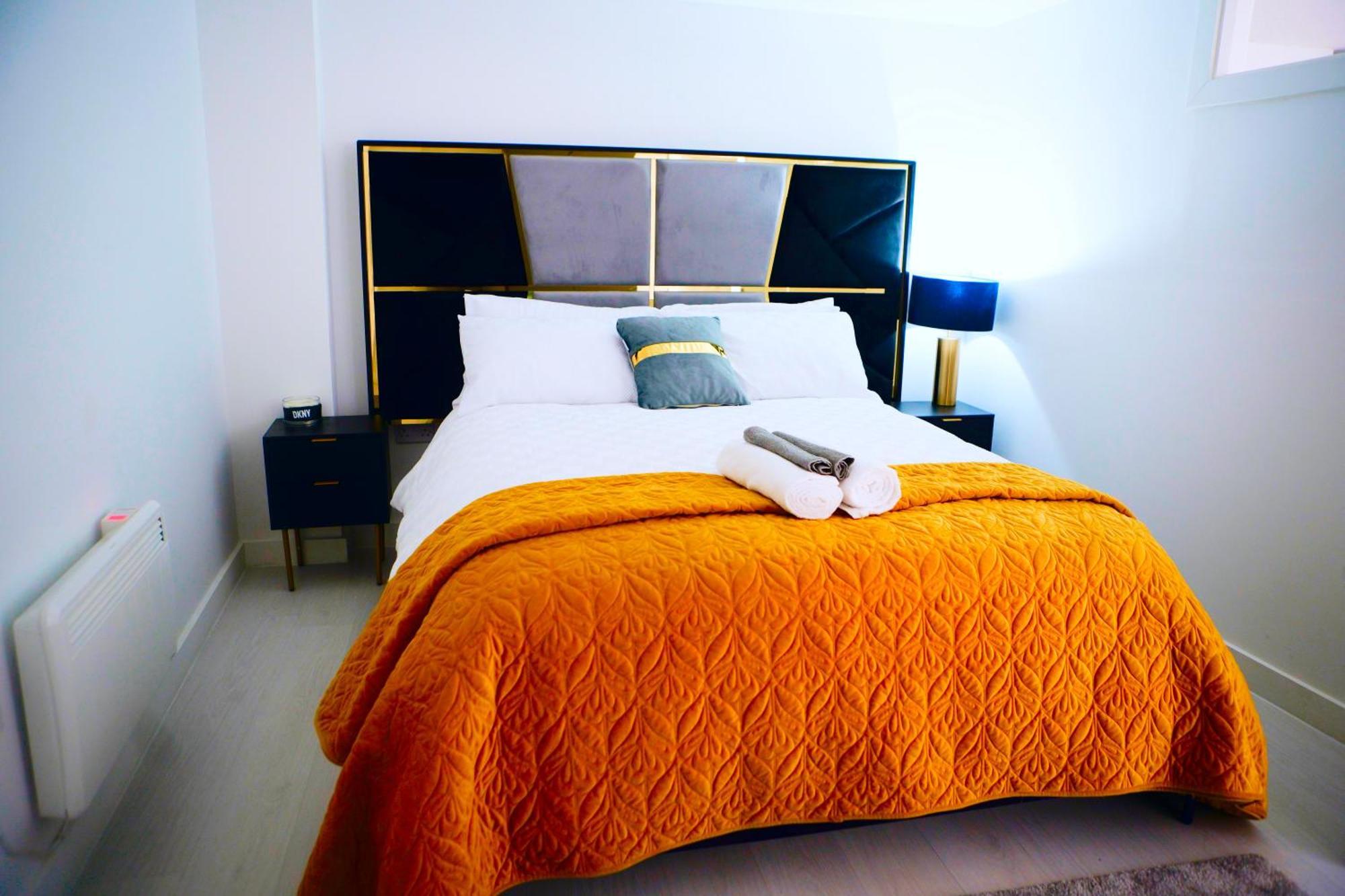 Perfect 1 Bed Apartment Sleeps 5 1 Kingsize Bed 1 Double Sofabed One Single Mattress Free Parking Wifi Good Transport Network Shopping Holiday Makers Families Contractors In North London Enfield Εξωτερικό φωτογραφία